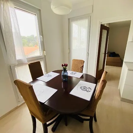 Exceptional With 2 Bedrooms Near The Sea Lägenhet Pula