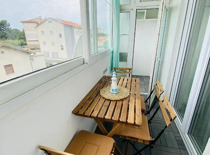 Exceptional With 2 Bedrooms Near The Sea Апартаменти